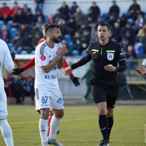 Moment rar în fotbal: arbitrul a fluierat finalul reprizei cu un minut mai devreme