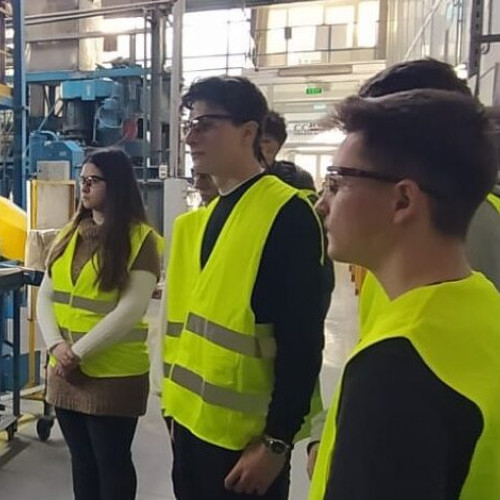 Bursierii Fondului de Educație "DUCTIL" au vizitat fabrica din Buzău