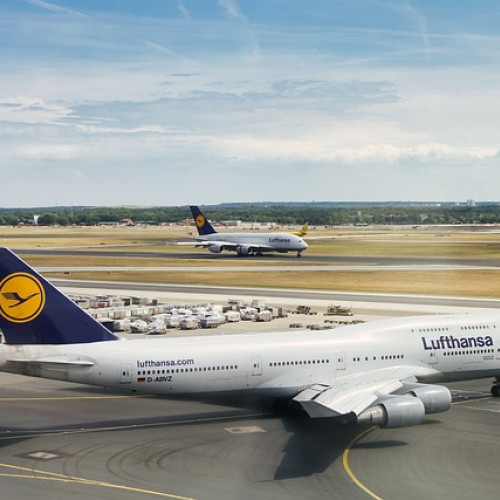 Panică pe un zbor Lufthansa: Pasaager agresiv a creat haos
