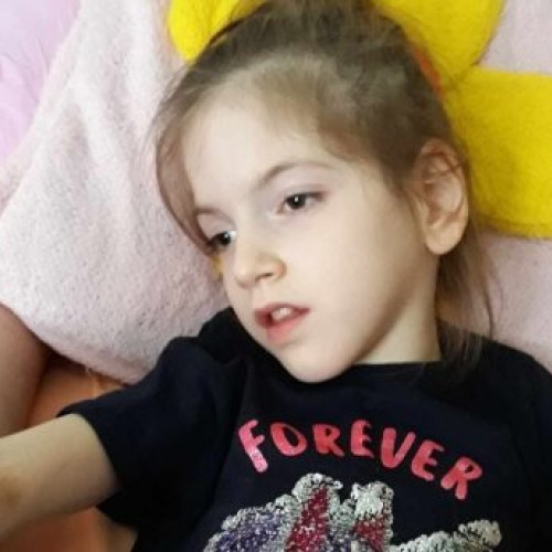 Maria Karina Tanasa, o fetiță de 13 ani, luptă cu o boală rară și are nevoie de ajutor