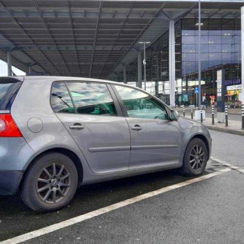 Volkswagen Golf ridicat de autorități după un an în parcarea aeroportului Berlin Brandenburg