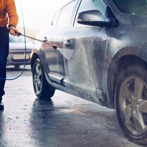 Locatarii din cartierul Bulgaria din Cluj se plâng de deranjul creat de clienții unei spălătorii auto