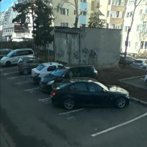 Sofer de BMW ocupă două locuri de parcare într-o parcare aglomerată