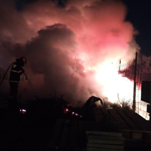 Incendiu în localitatea Popesti, comuna Baciu, stins de pompieri
