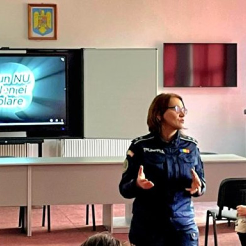 Polițiștii continuă campania "Tacerea e tot violenta! Vocea ta e solutia"