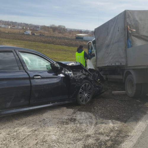 Coliziune gravă pe DN 25: patru persoane rănite