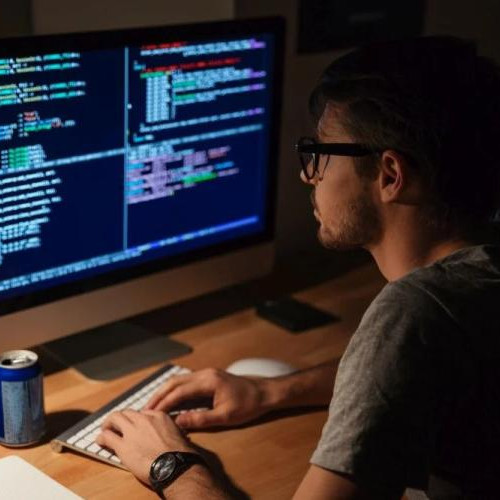 Un IT-ist român ia în considerare plecarea în străinătate pentru carieră