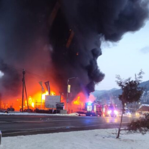 Incendiul devastator de la depozitul de anvelope din Argeștru a fost provocat de un cablu electric defect