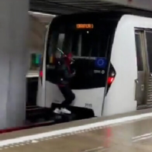Tânăr agățat de garnitura de metrou, căutat de Poliția Capitalei