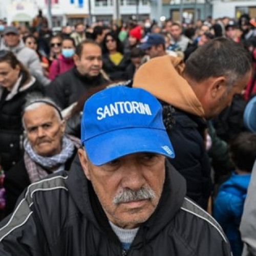 Peste 7.000 de persoane au părăsit insula Santorini din cauza seismele repetate