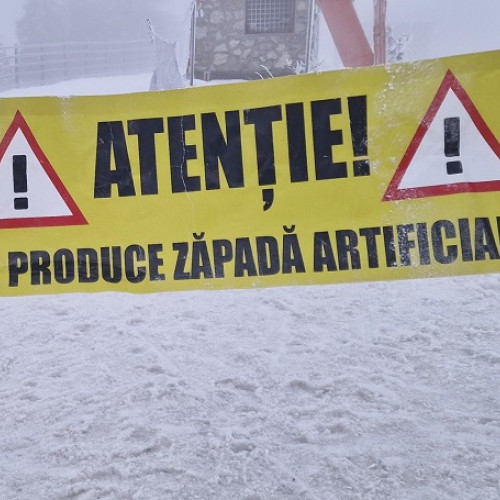 Producția de zăpadă artificială continuă pe pârtiile din masivul Postăvaru