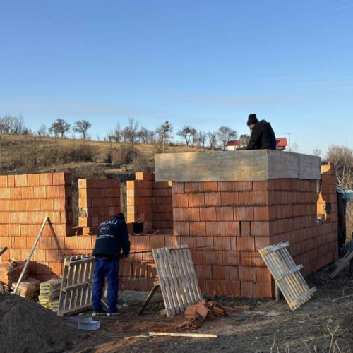 O familie cu șase copii din Calatele, pe cale să se mute într-o nouă casă