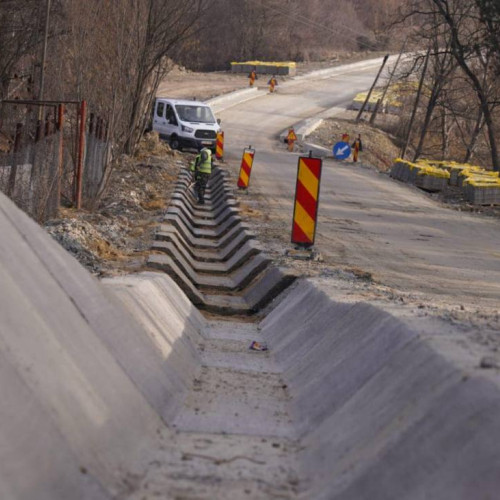 Lucrările de reabilitare a drumului DJ 724 progresează conform planului