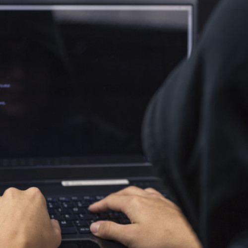 Poliția spaniolă a arestat un hacker implicat în atacuri cibernetice asupra instituțiilor strategice