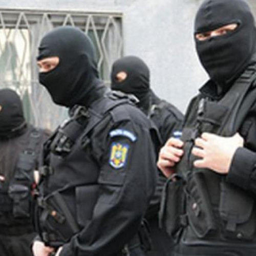 Tineri din Cluj reținuți pentru trafic de droguri, un alt suspect arestat la București