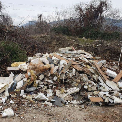 A fost sancționat un bărbat din Cugir pentru aruncarea deșeurilor pe spațiul public