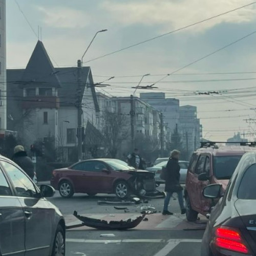 Accident în intersecția dintre Bulevardele Republicii și Regele Mihai I