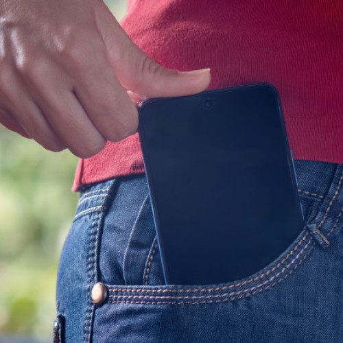 O asistentă medicală din Manduria a suferit arsuri după explozia telefonului mobil