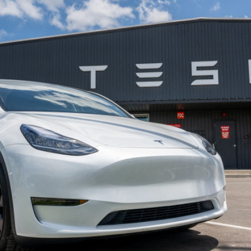 Vânzările de vehicule electrice Tesla scad drastic în Europa din cauza activității politice a lui Elon Musk