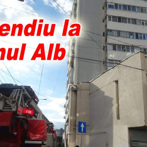 Incendiu la blocul Crinul Alb din Buzău, pompierii intervin rapid