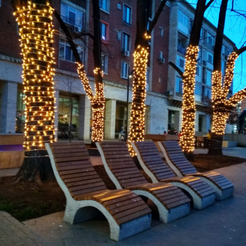 Luminile de Crăciun și bancile de vară, o combinație surprinzătoare în piațeta de la Romarta