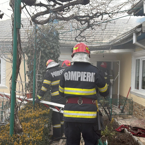 Intervenție de urgență la un incendiu de locuință