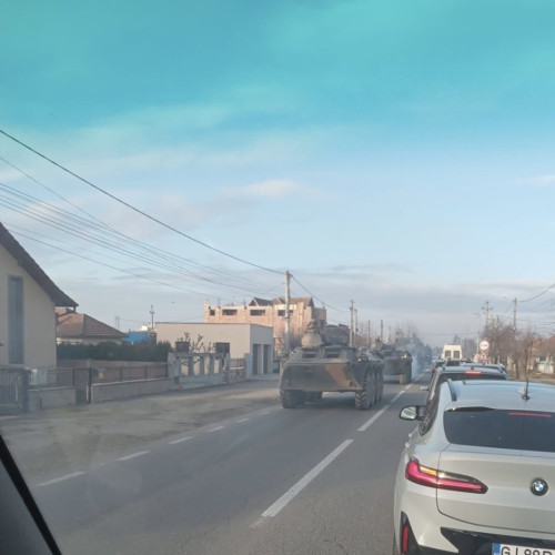 Tancuri surprinse în traficul din Dragoieni, Târgu Jiu, în cadrul unui exercițiu militar internațional