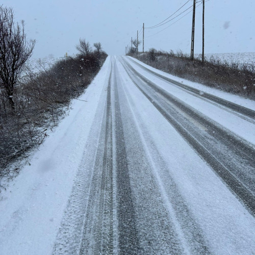 Stratul de zapadă din Neamț a generat polei și intervenții rapide ale autorităților