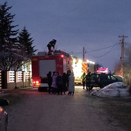 Incendiu în comuna Maicanesti, pompierii intervin pentru lichidare