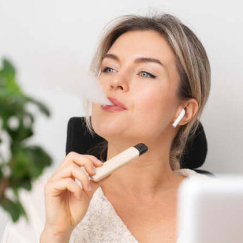 Riscurile consumului de tigări electronice: expert în pneumologie avertizează