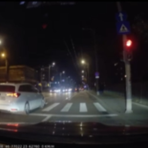 Șofer cu probleme de vedere filmat în timp ce trece pe roșu în Cluj-Napoca