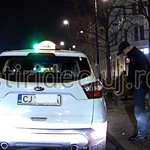 Taximetrist sancționat după ce a fost filmat aruncând gunoi pe strada Piața Unirii