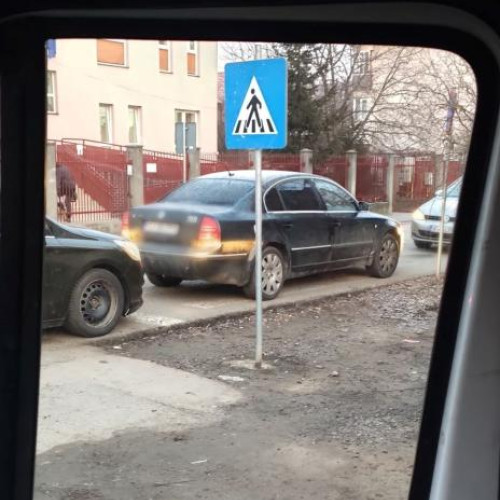 Un șofer din Cluj a parcat mașina pe trecerea de pietoni, stârnind indignare