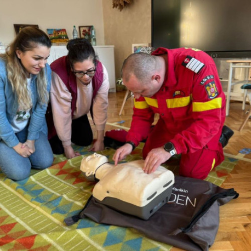 Pompierii militari bihoreni instruiesc cadrele didactice în acordarea primului ajutor