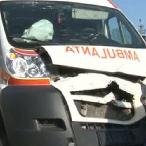 Accident rutier la Cornu Luncii: Ambulanta avariată în coliziune