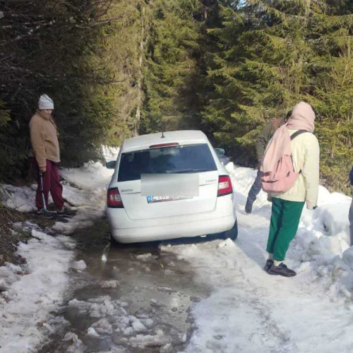 Patru turiști străini blocați în zăpadă, ajutați de jandarmi la Arieșeni