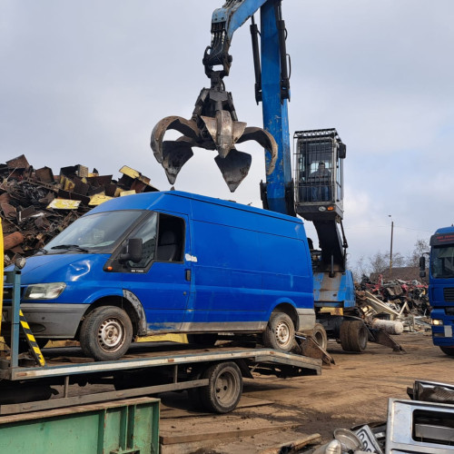 Autovehicul distrus în urma unor acțiuni ilegale de aruncare a deșeurilor