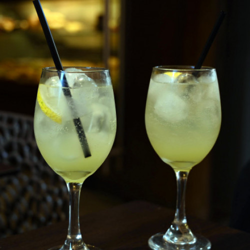 Barman arestat în Vietnam după moartea a doi turiști intoxicați