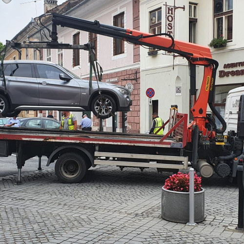 Primăria Sibiu propune majorarea tarifelor pentru ridicarea vehiculelor parcate neregulamentar