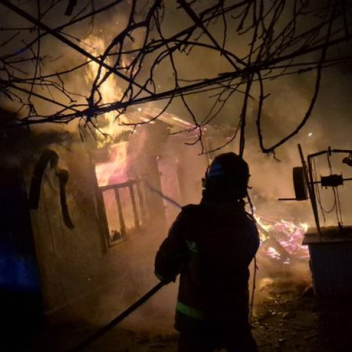 Incendiu devastator în localitatea Cotusca: o bătrână a fost transportată la spital