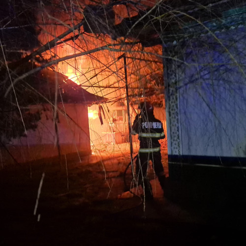 Incendiu devastator în Cotusca, Botoșani: O femeie a ajuns la spital