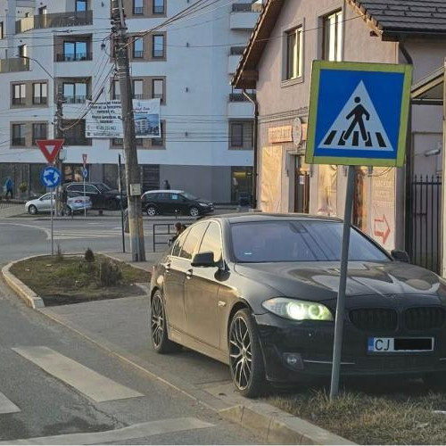 Sofer din Cluj-Napoca blochează trecerea de pietoni cu BMW-ul său