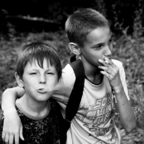 Legiuitorii se confruntă cu dilema reglementării accesului copiilor la rețelele sociale