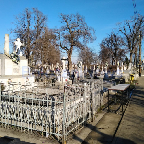 Doi soți din Botoșani obțin locuri de veci în instanță