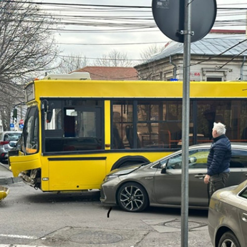 Accident fără răniți în autobuz