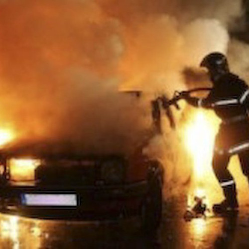 Șoferul și pasagerii și-au salvat viața dintr-o mașină cuprinsă de flăcări