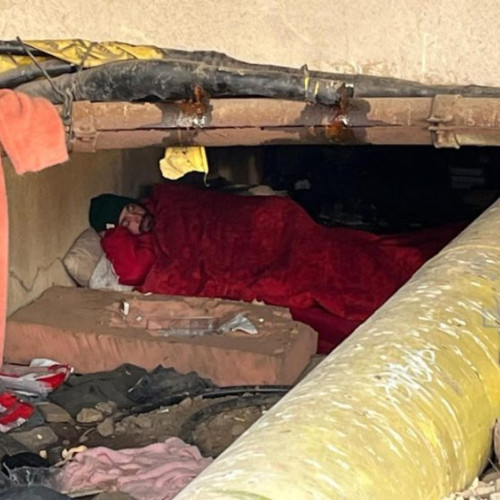 Un tânăr trăiește sub un pod în Baia Mare, cerând ajutor