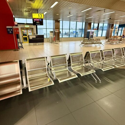 Noile bănci din terminalul aeroportului Henri Coandă din București