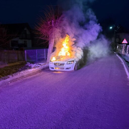 Mașină în flăcări pe o stradă din Rădăuți