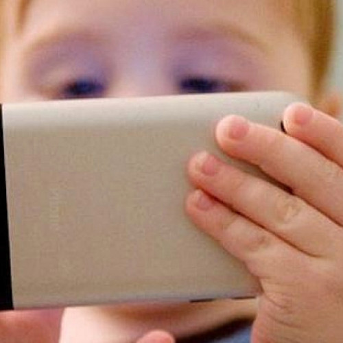 Ministrul Educației, Daniel David, se opune interzicerii telefoanelor mobile în școli